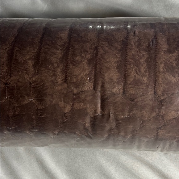 Luxurious Brown Plush Blanket - Picture 3 of 3
